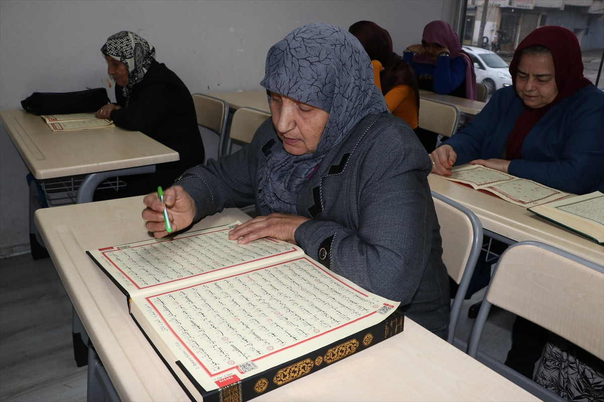 Gaziantep'te yaşayan 5 çocuk ve 16 torun sahibi 70 yaşındaki Hamide Karataş, katıldığı kursta kısa...