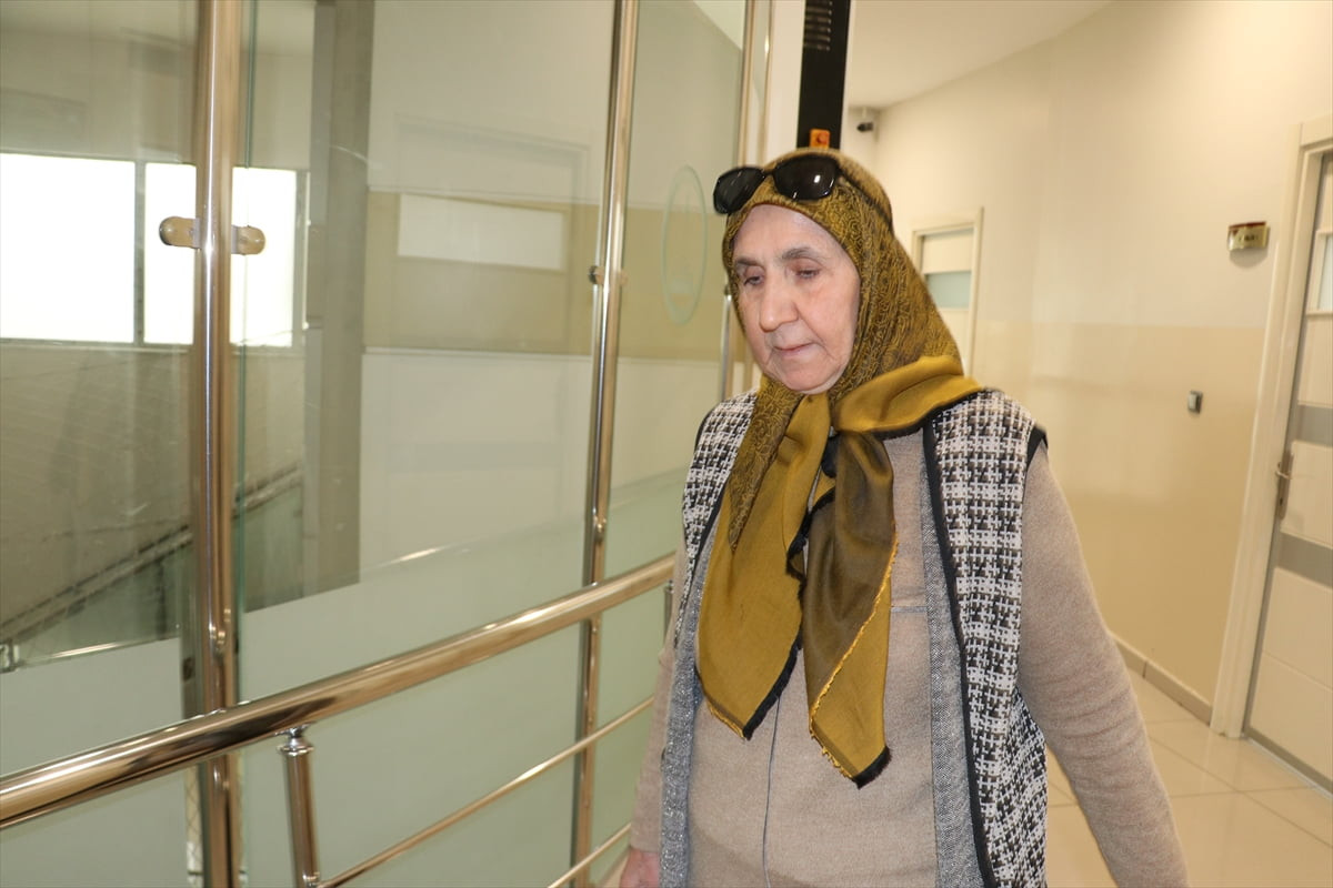 Gaziantep'te yaşayan 65 yaşındaki Zeliha Çelik, yurt dışındaki çocukları ve torunlarıyla İngilizce...