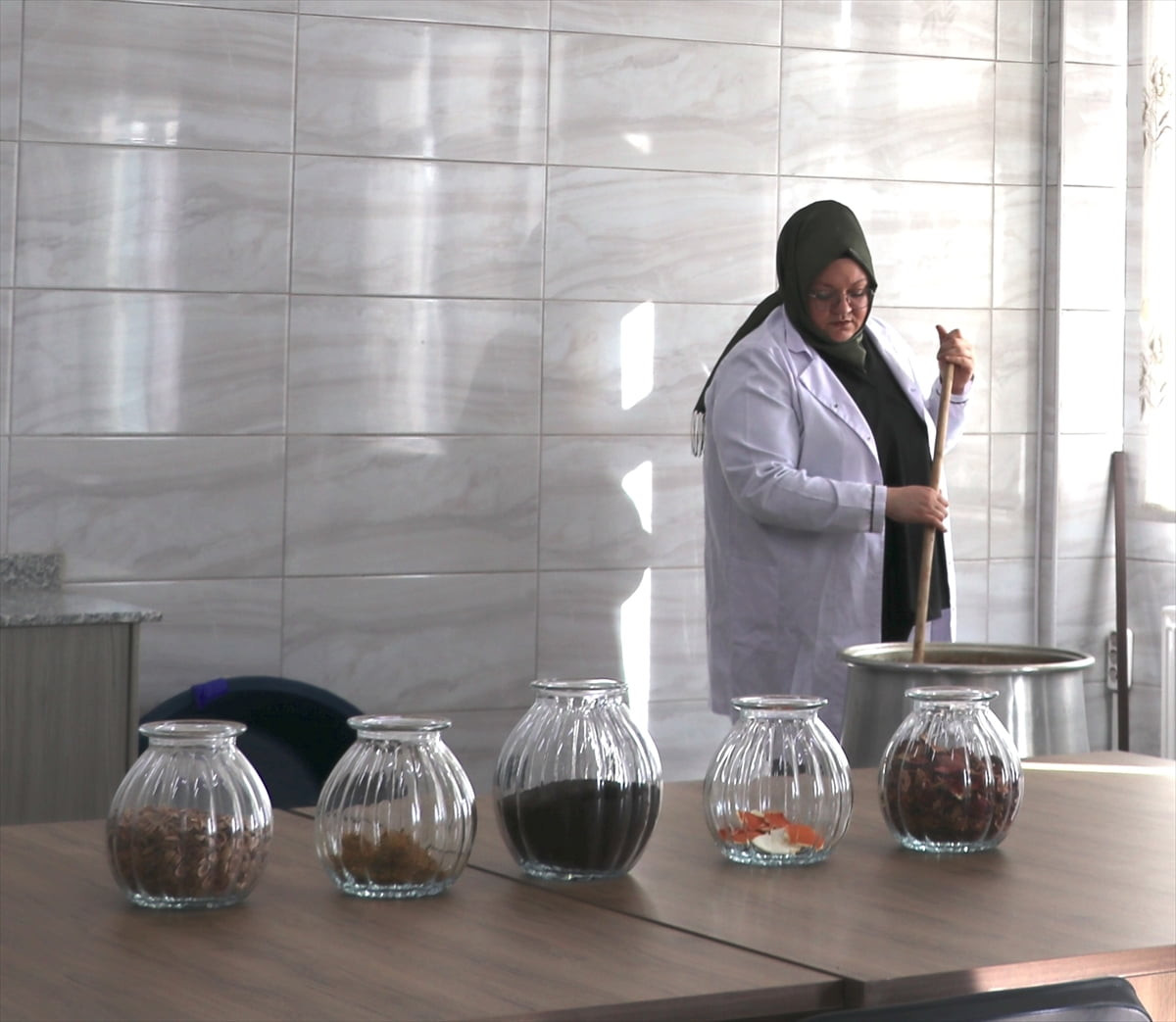 Gaziantep'teki olgunlaşma enstitüsünde görevli usta öğretici Feray Terlemez, fıstık, nar ve meyan...