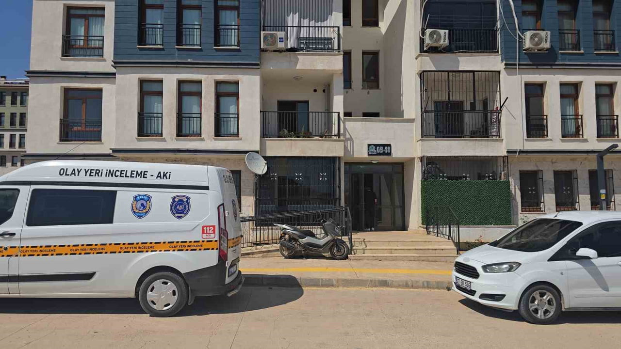 GAZİANTEP’İN İSLAHİYE İLÇESİNDE EVİNDE KİMLİĞİ BELİRLENEMEYEN ŞAHISLARIN SİLAHLI SALDIRISINDA AĞIR...