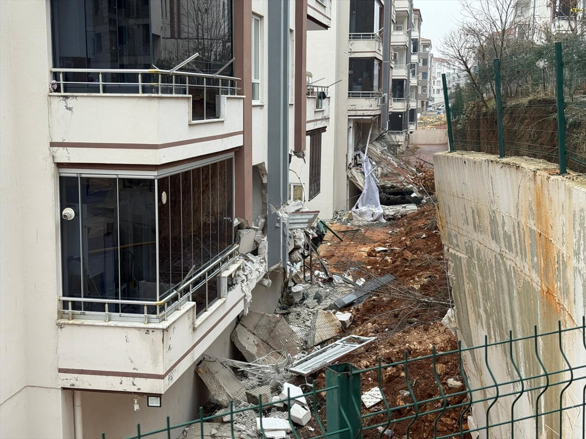 Gaziantep’in merkez Şahinbey ilçesinde bir sitenin istinat duvarının çökmesi sonucu 4 daire zarar...
