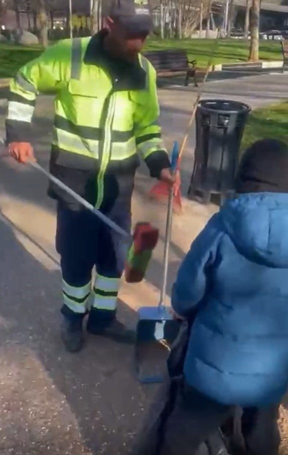 GAZİANTEP’İN ŞEHİTKAMİL İLÇESİNDE GÖREV YAPAN BİR TEMİZLİK İŞÇİSİ, KÜÇÜK OĞLUYLA BİRLİKTE...