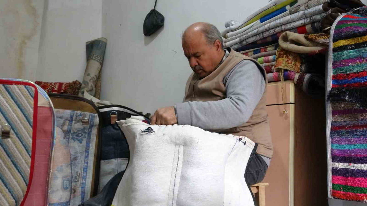 GAZİANTEP’TE 45 YILLIK SEMERCİ USTASI MESLEĞİNİ YAŞATMAYA ÇALIŞIYOR