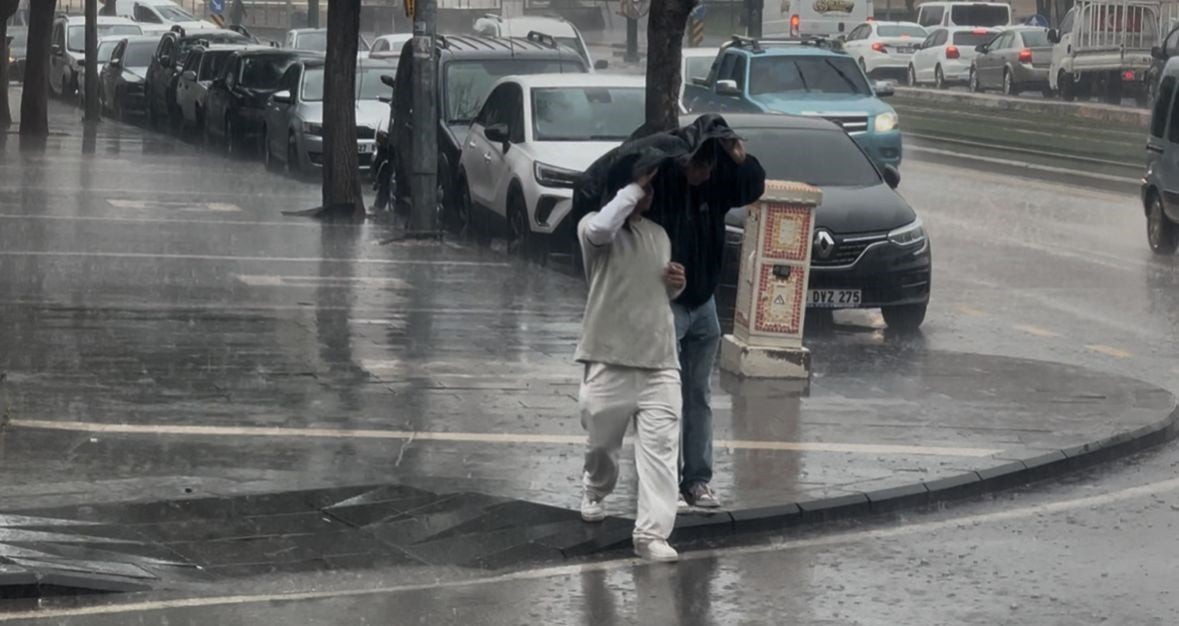 GAZİANTEP’TE ANİDEN BASTIRAN SAĞANAK, KENTTE YAŞAMI OLUMSUZ ETKİLEDİ. VATANDAŞLAR, ANİDEN BAŞLAYAN...