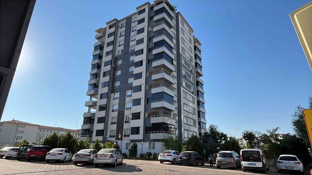 GAZİANTEP’TE ARIZALANAN ASANSÖRDE SIKIŞAN 66 YAŞINDAKİ YAŞLI KADIN, OLAY YERİNDE HAYATINI...