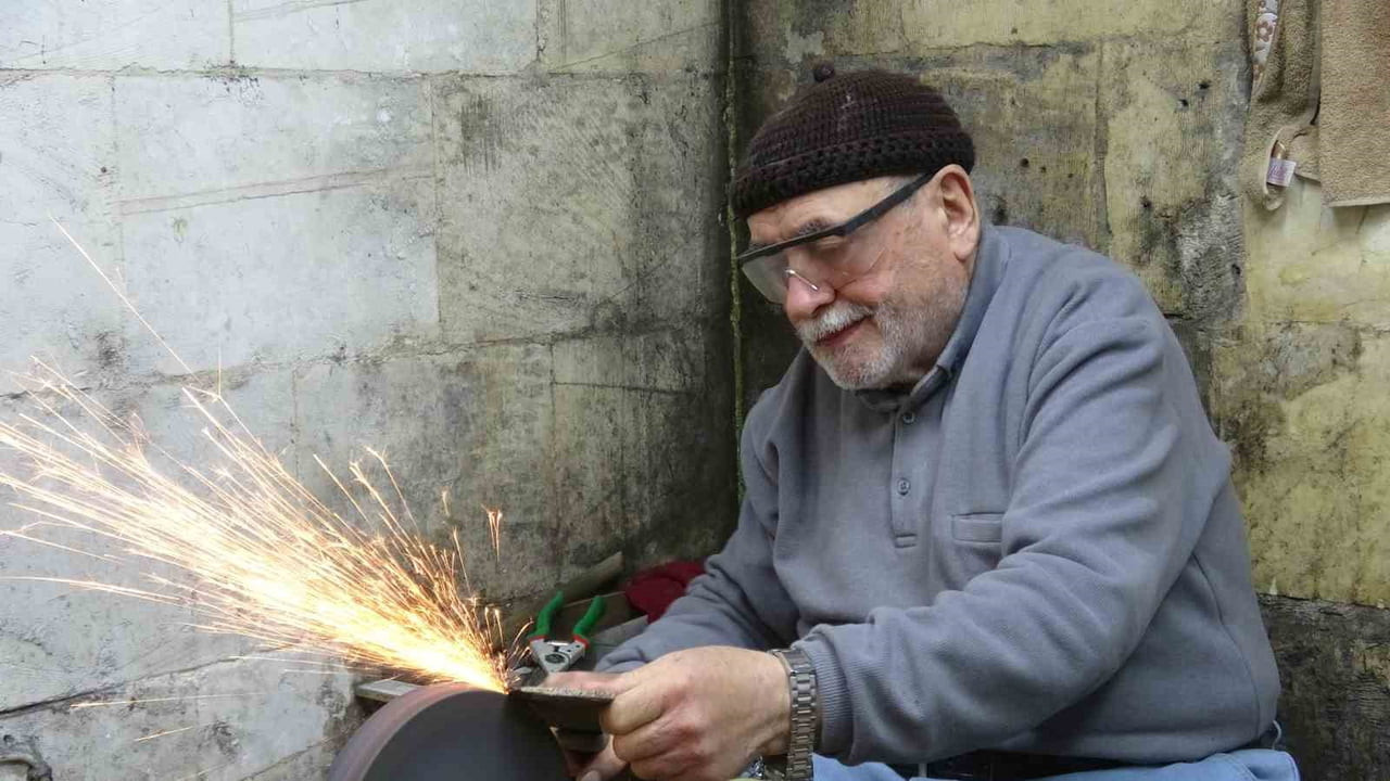 GAZİANTEP’TE BIÇAK USTASI CEMİL CULFA, 10 YAŞINDA ÇIRAK OLARAK BAŞLADIĞI MESLEĞİNİ 5 METREKARELİK...