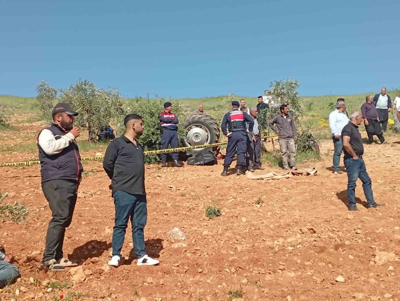 GAZİANTEP’TE DEVRİLEN TRAKTÖRÜN SÜRÜCÜSÜ HAYATINI KAYBETTİ