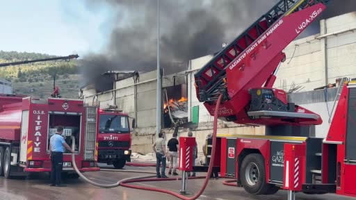 Gaziantep’te fabrika yangını: Ekiplerin müdahalesi sürüyor