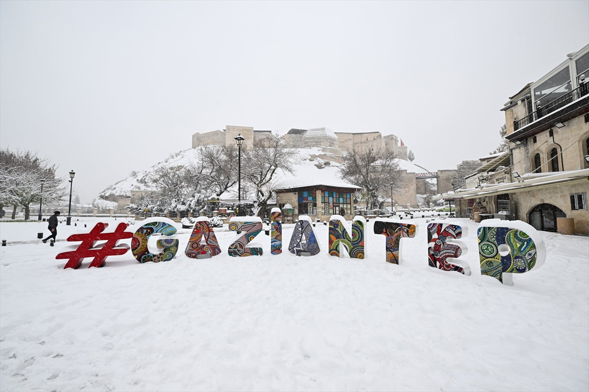 Gaziantep’te gece saatlerinde başlayan kar yağışının ardından kent beyaza büründü. 