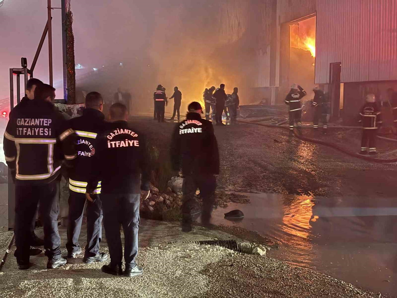 GAZİANTEP’TE MOBİLYA FABRİKASINDA YANGIN
