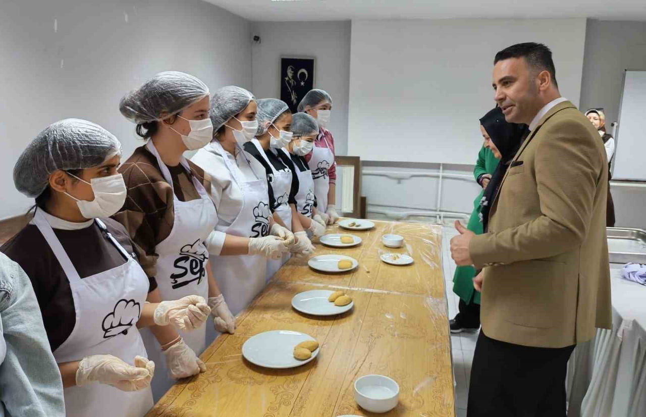 GAZİANTEP’TE ÖĞRENCİLER İÇLİ KÖFTE YAPTI