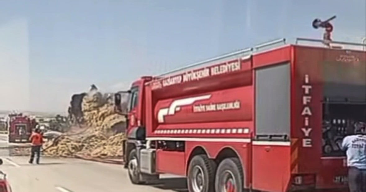 GAZİANTEP’TE SAMAN BALYASI YÜKLÜ TIRIN DORSESİNDE ÇIKAN YANGIN İTFAİYE EKİPLERİNCE...