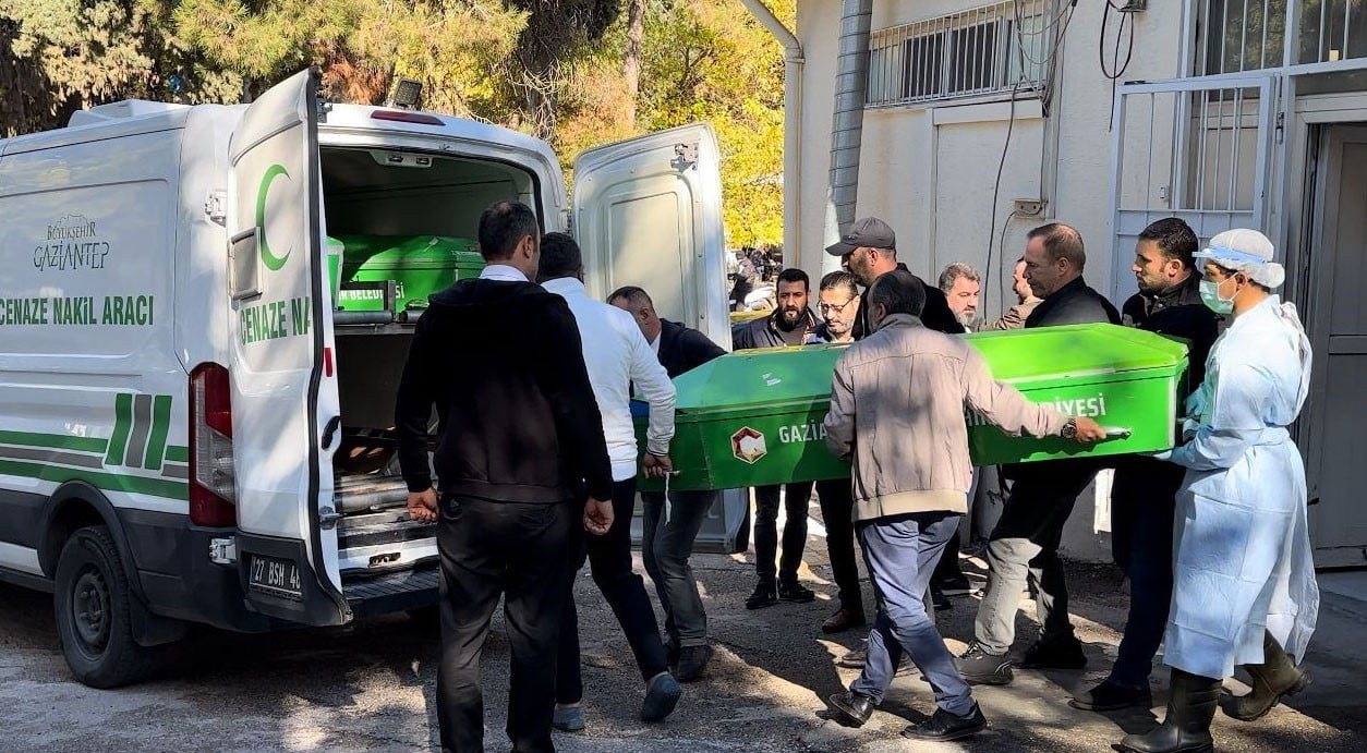 GAZİANTEP’TE SOKAKTA İKİ GRUP ARASINDA ÇIKAN SİLAHLI KAVGADA, İŞ YERİNİN ÖNÜNDE BULUNDUĞU SIRADA...