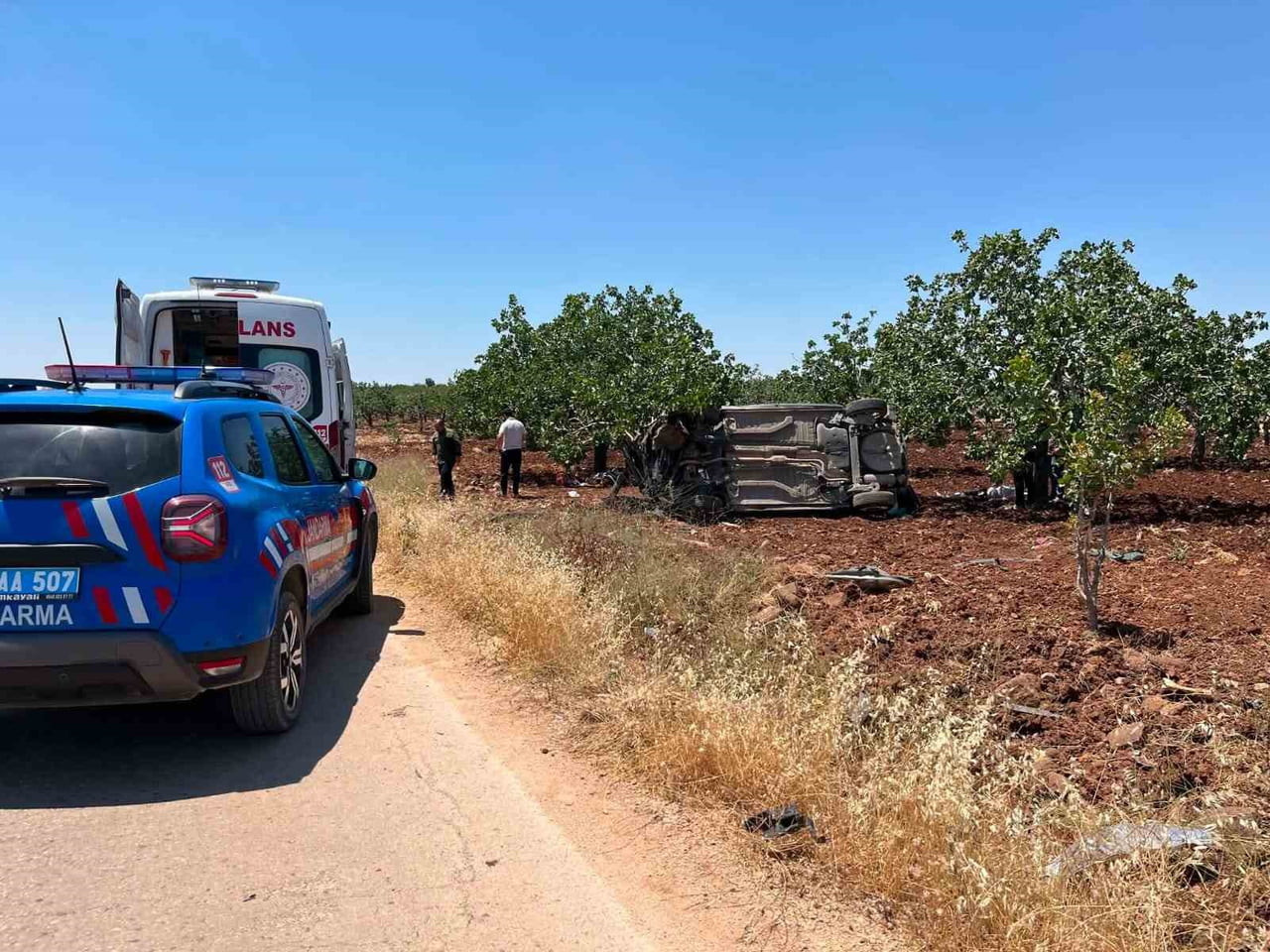 GAZİANTEP’TE TAKLA ATAN OTOMOBİLDE 3 KİŞİ YARALANDI