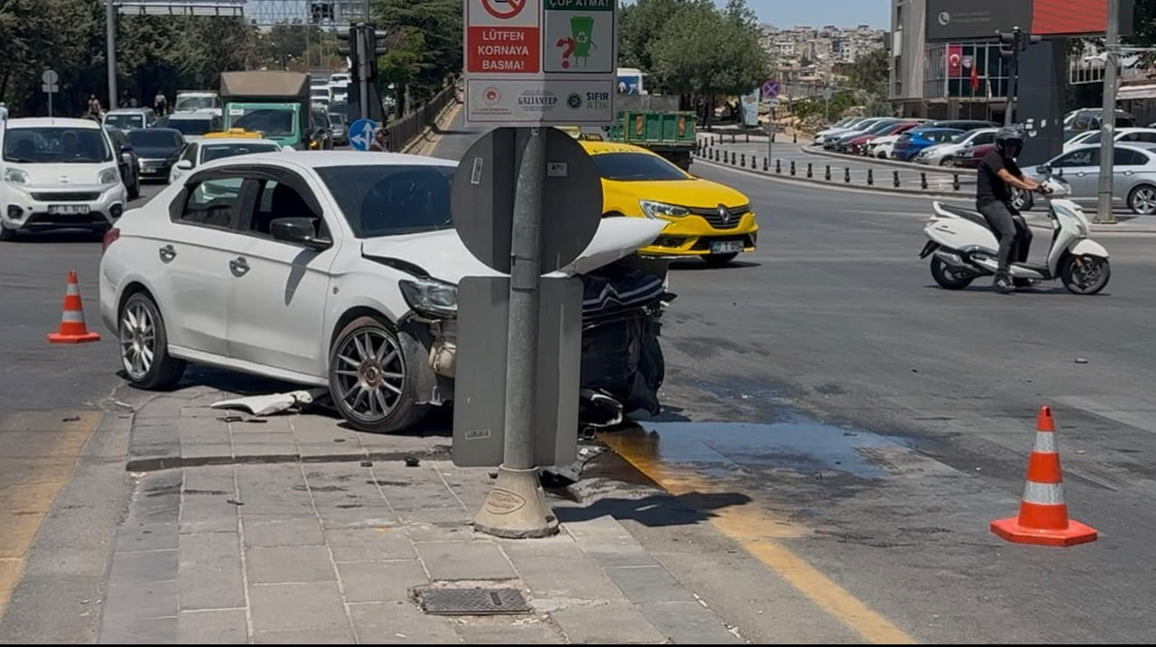 GAZİANTEP’TE ZİNCİRLEME KAZA: 3 ARAÇ HASAR GÖRDÜ