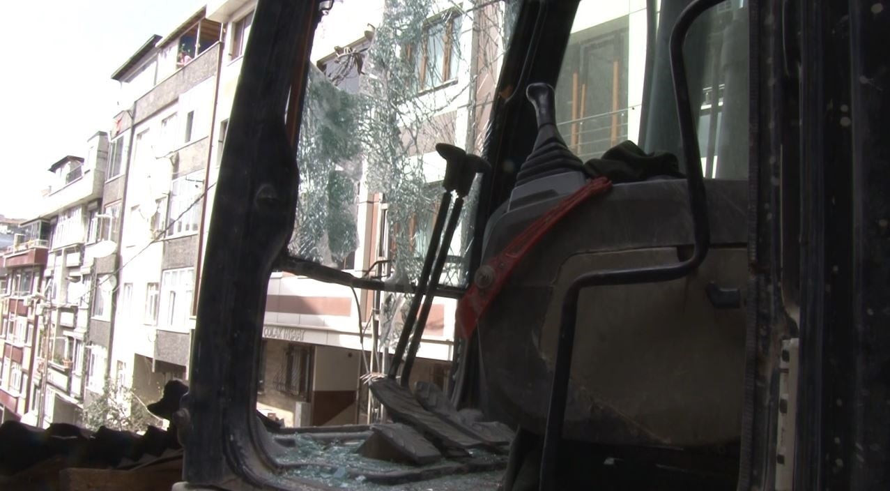 GAZİOSMANPAŞA İLÇESİNDE YIKIM ÇALIŞMASI YAPAN KEPÇE OPERATÖRÜNÜN SÜRÜCÜSÜ, BİNADAN DÜŞEN TAHTA...