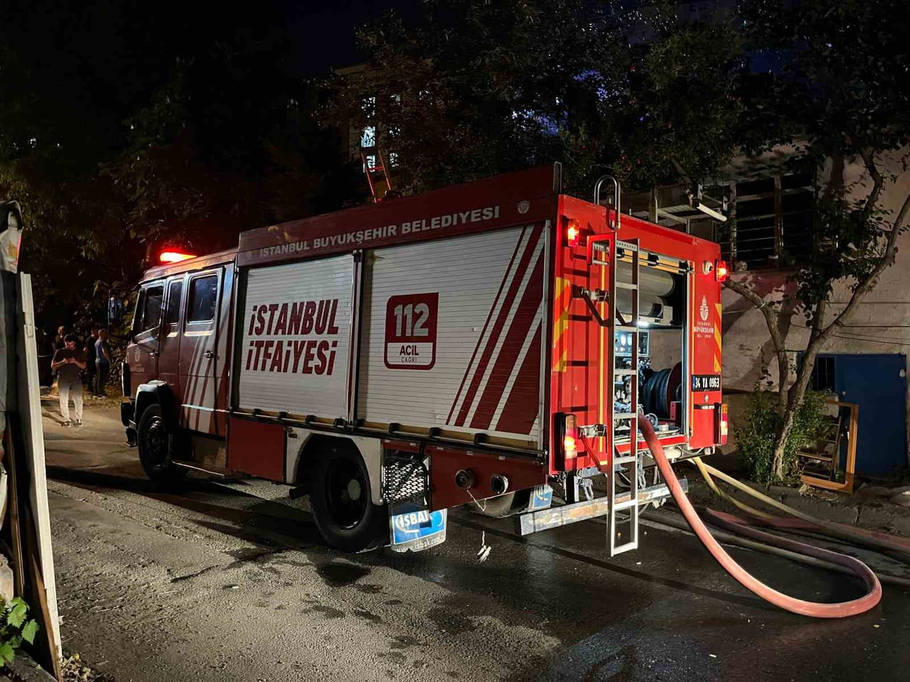 GAZİOSMANPAŞA'DA GECEKONDU ALEV ALEV YANDI