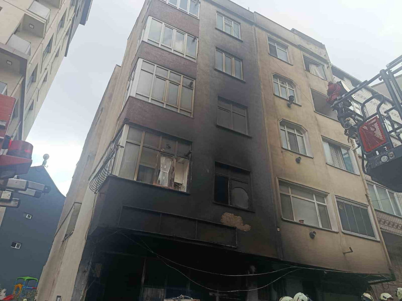 GAZİOSMANPAŞA'DA HURDACIDA YANGIN