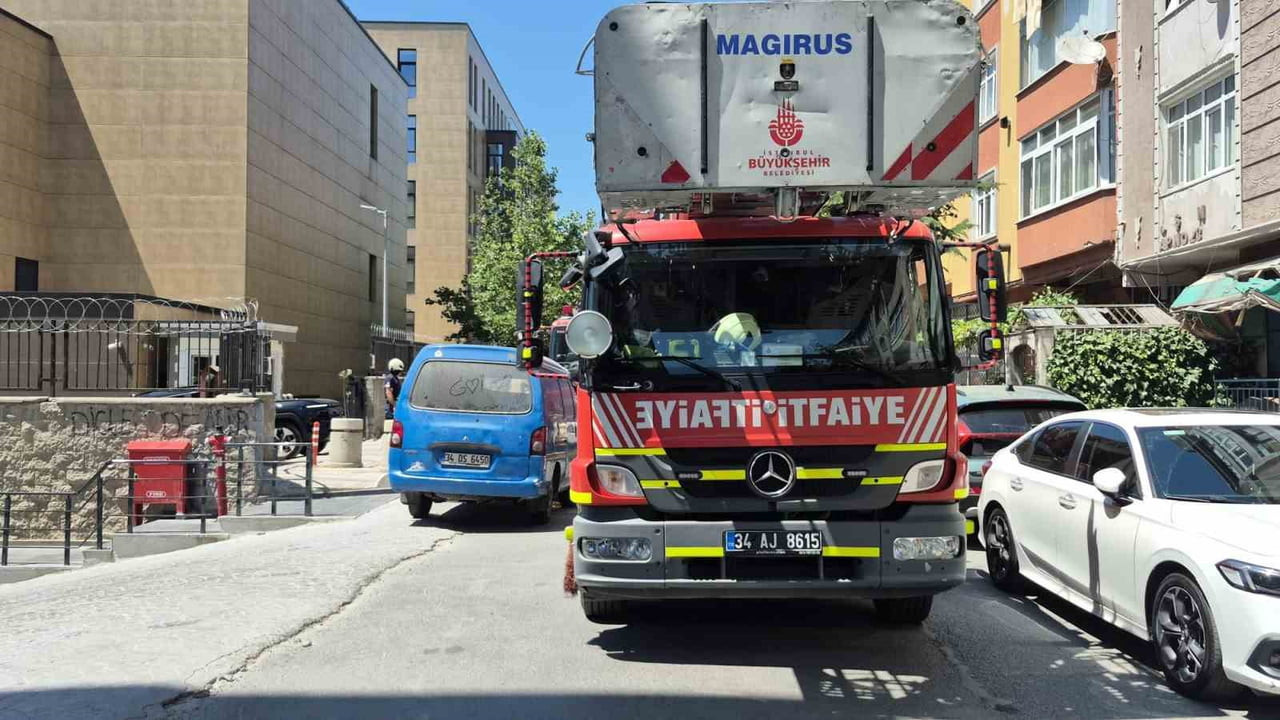 GAZİOSMANPAŞA'DAKİ SOSYAL BİLİMLER MESLEK OKULU'NDA ÇIKAN YANGIN İTFAİYENİN MÜDAHALESİYLE KISA...