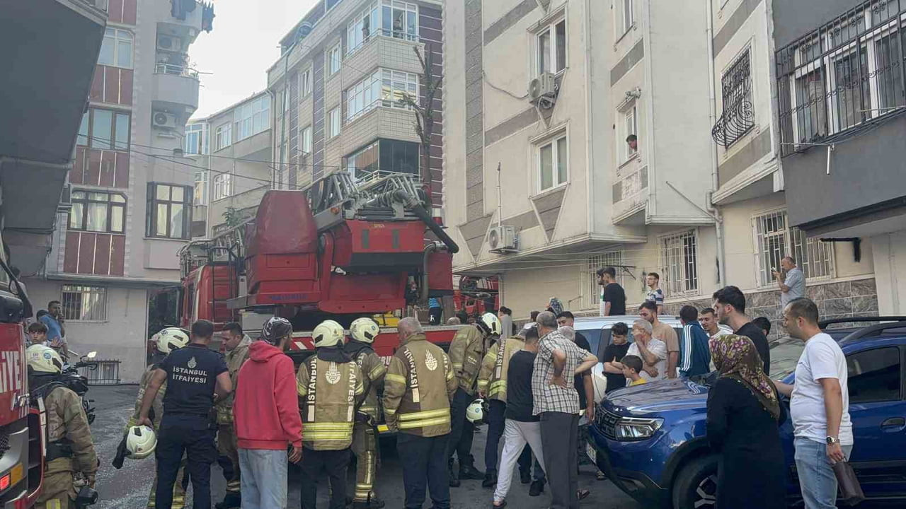 GAZİOSMANPAŞA‘DA 4 KATLI BİNANIN BODRUM KATINDA BİLİNMEYEN BİR NEDENLE YANGIN ÇIKTI. DUMANLARIN...