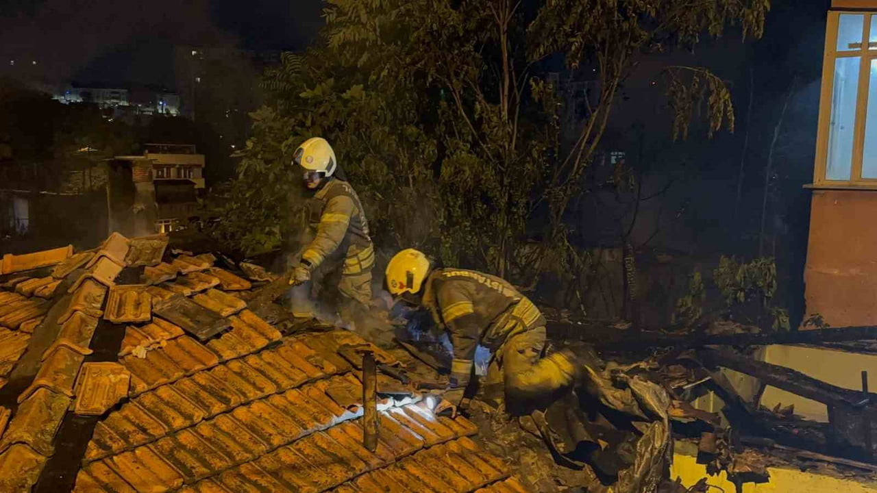 GAZİOSMANPAŞA’DA GECE SAATLERİNDE YANGIN ÇIKTI: 3 GECEKONDU ALEVLERE TESLİM OLDU