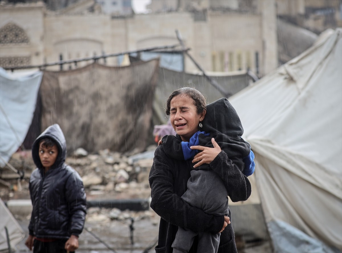  Gazze Şeridi'nde bu sabah yağan yağmur sonrası İsrail'in 2 yıl süren saldırıları nedeniyle evleri...