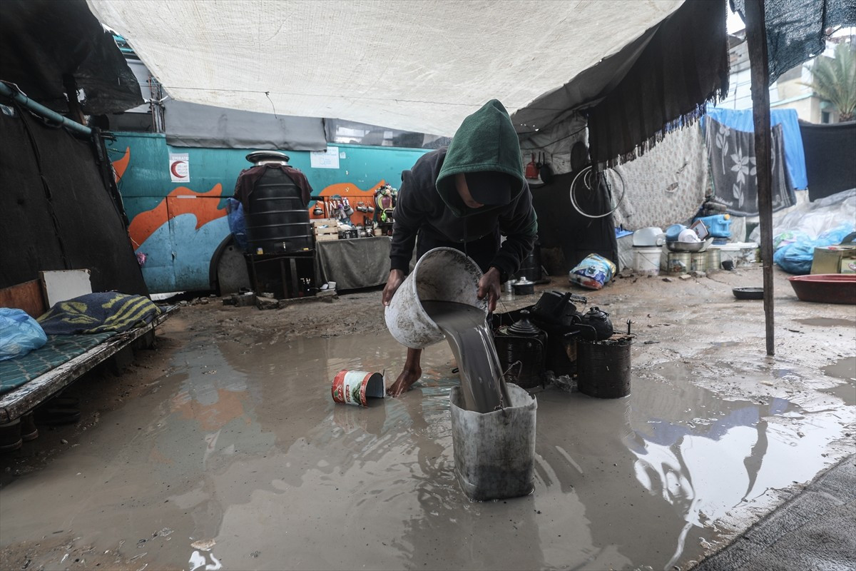 Gazze Şeridi'nde iki gündür devam eden şiddetli yağış nedeniyle yerinden edilmiş Filistinlilerin...