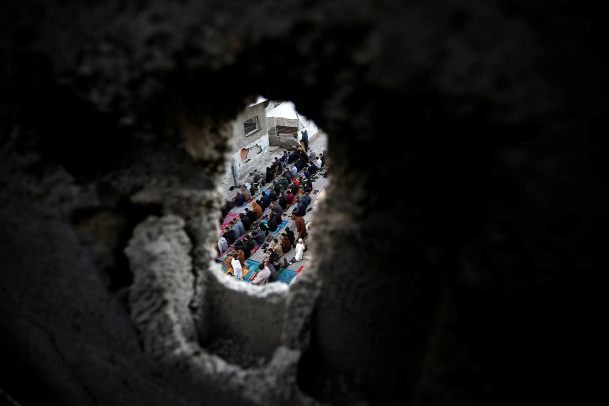 Gazze Şeridi'nin güneyindeki Refah kentindeki Filistinliler, Ramazan Bayramı namazını İsrail...