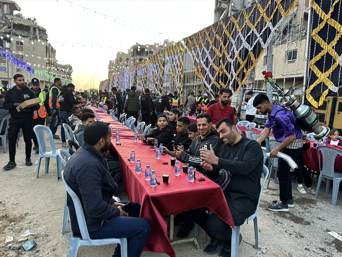 Gazze Şeridi’ndeki Filistinliler, İsrail'in Ekim 2023'te başlayan ve 2 yıldan fazla süren...