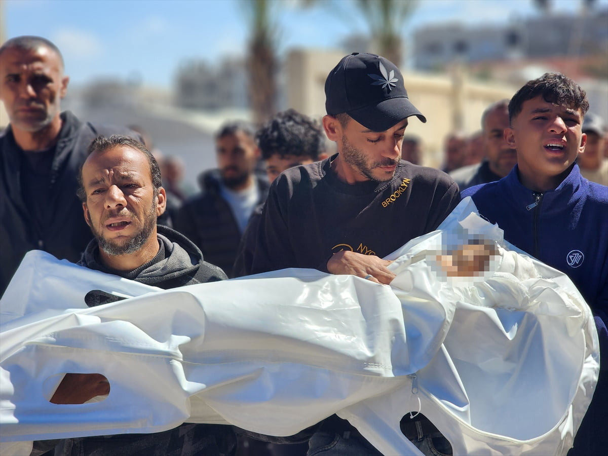 Gazze Şeridi’nin güneyindeki Mevasi bölgesinde, yerinden edilen Filistinlilerin çadırlarının...