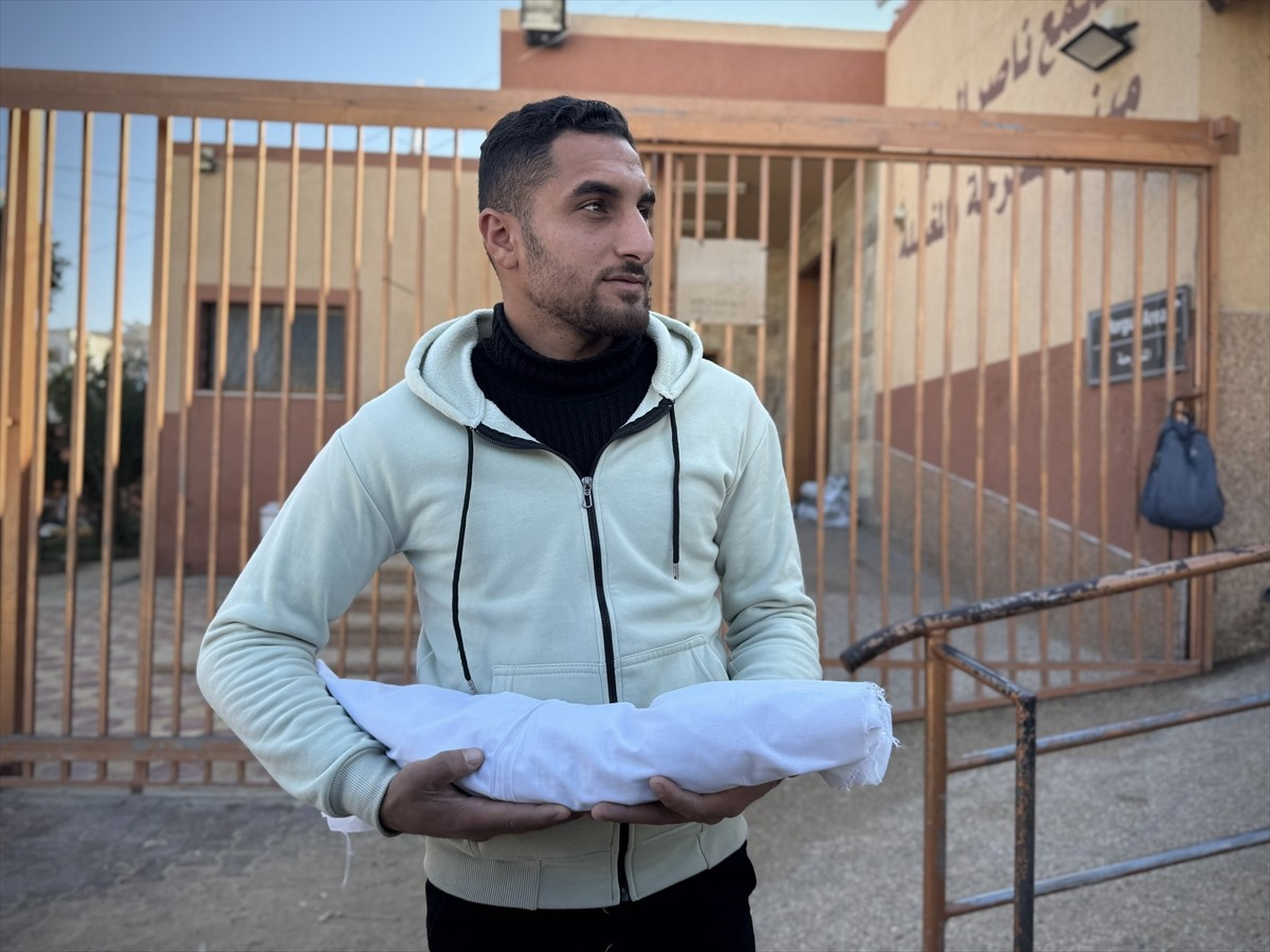 Gazze'deki Sağlık Bakanlığı, bölgede etkili olan şiddetli soğuk nedeniyle bir aylık bebeğin...