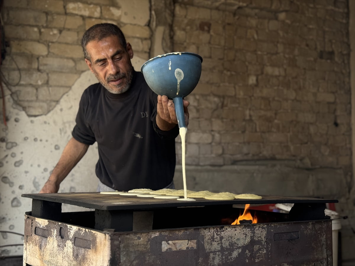 Gazze'nin güneyindeki Han Yunus kentinde 20 yılı aşkın süredir tatlıcılık yapan Selim el-Beyyuk...