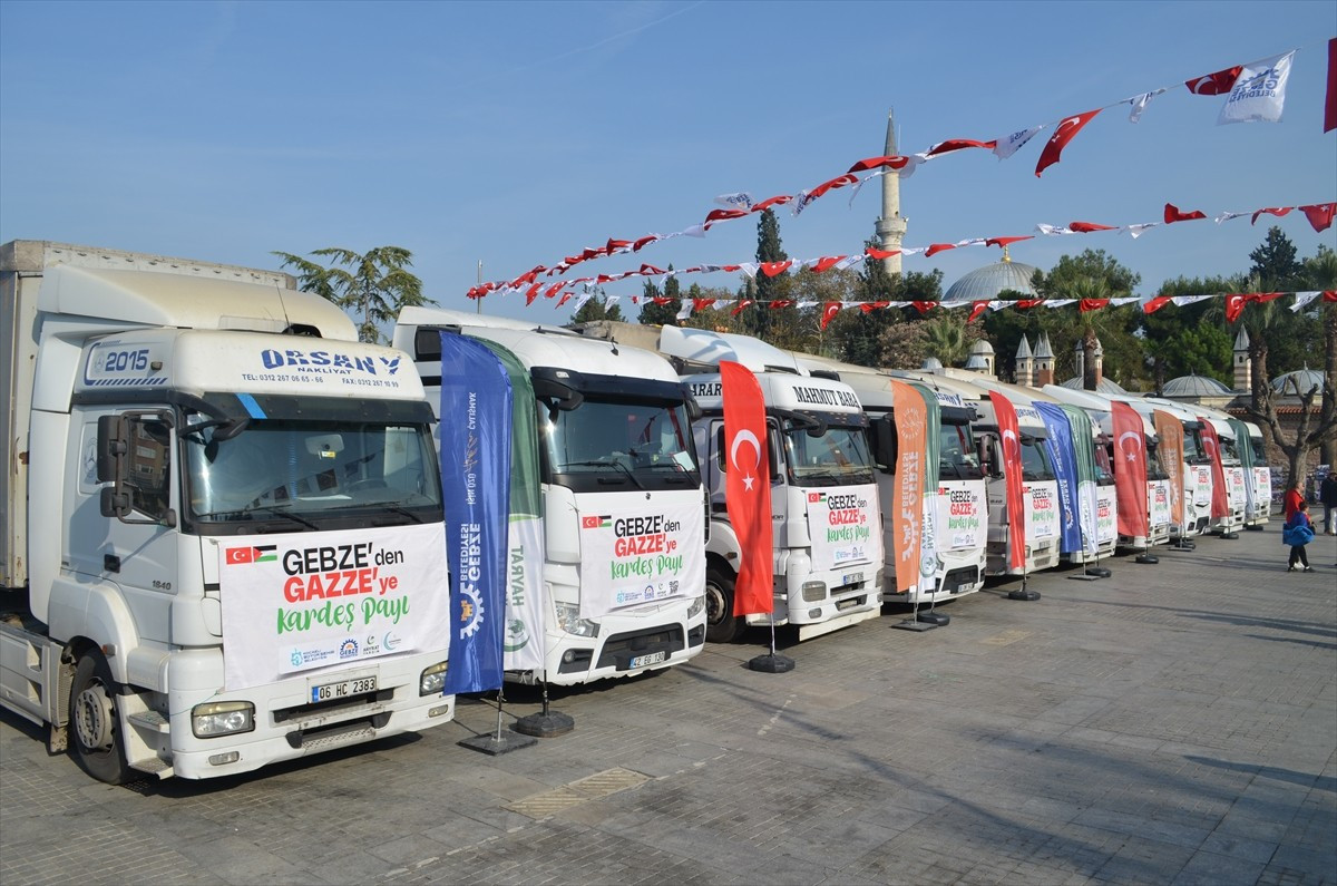 Gazze'ye insani yardım amacıyla Kocaeli'nin Gebze ilçesinde hazırlanan 10 yardım tırı törenle yola...