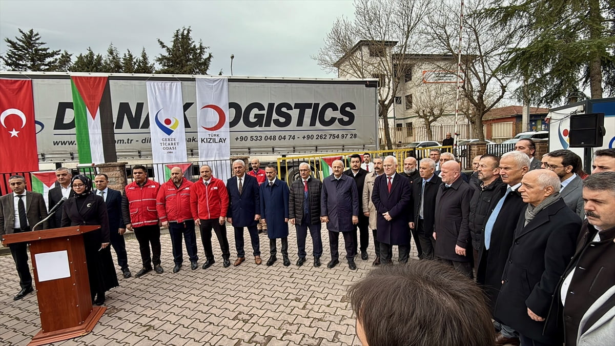 Gazze'ye insani yardım amacıyla Kocaeli'nin Gebze ilçesinde hazırlanan 2 yardım tırı törenle...