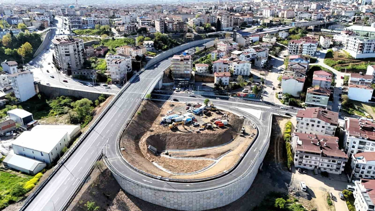 GEBZE BÖLGESİNDEKİ DEV ULAŞIM YATIRIMI OLAN "ESKİHİSAR FERİBOT YOLU-CENGİZ TOPEL CADDESİ KESİŞİMİ...