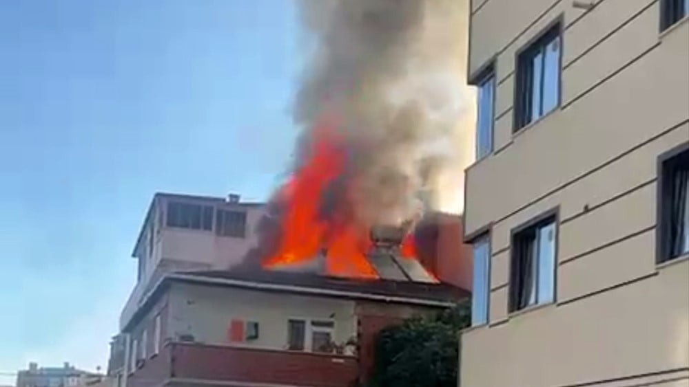 GEBZE İLÇESİNDE 3 KATLI BİNANIN EN ÜST KATINDA ÇIKAN YANGIN, İTFAİYE EKİPLERİNİN MÜDAHALESİYLE...
