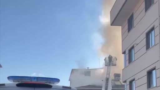 Gebze'de 3 katlı apartmanda korkutan yangın