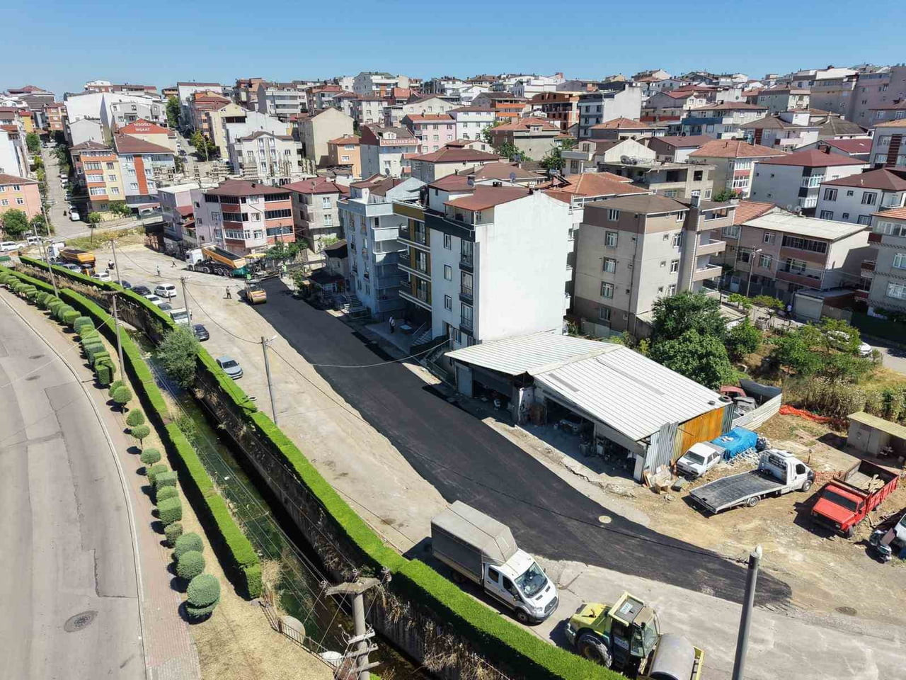 GEBZE'DE YÜRÜTÜLEN ÜSTYAPI ÇALIŞMALARI KAPSAMINDA, 3 MAHALLEDE TOPLAM 850 METRE UZUNLUĞUNDA YENİ...