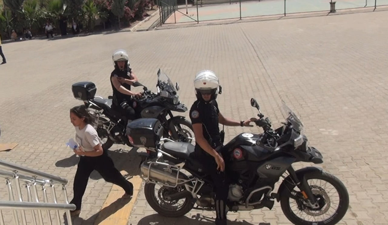 GEÇ KALAN ÖĞRENCİLERİN İMDADINA, CİZRE İLÇE EMNİYET MÜDÜRLÜĞÜNE BAĞLI MOTORİZE POLİS EKİPLERİ...