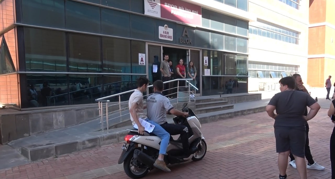 GEÇ KALMA RİSKİ YAŞAYAN BİR ADAY GÜVENLİK GÖREVLİSİNİN MOTOSİKLETİYLE SINAV MERKEZİNE...