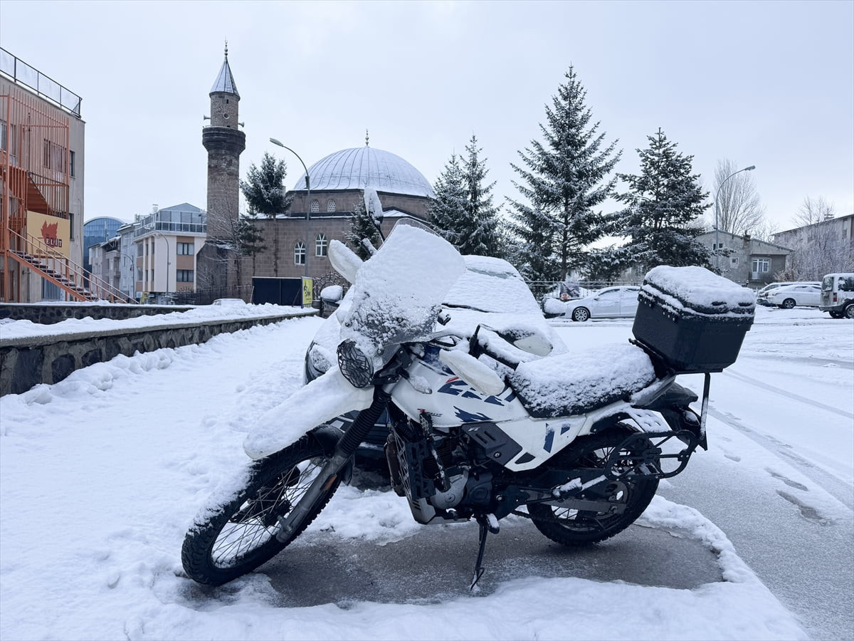 Gece etkili olan kar yağışının ardından beyaza bürünen Erzurum'da, park halindeki araçlar karla...