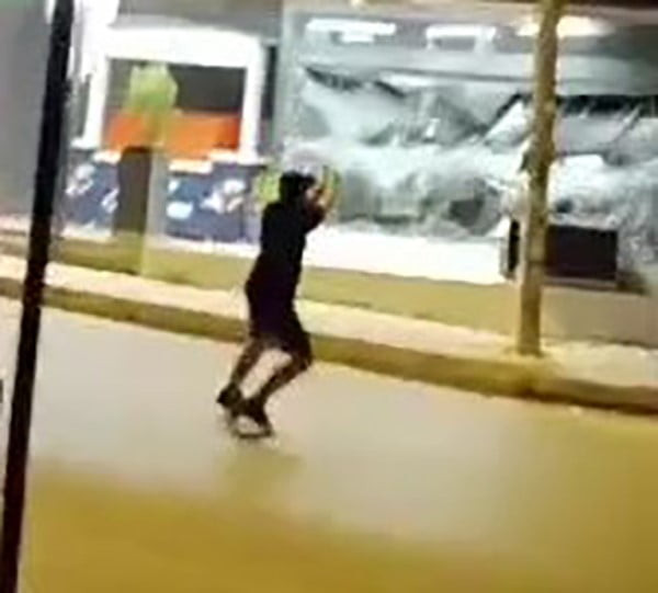 GECE SAATLERİNDE GERÇEKLEŞEN SALDIRI ANI İŞ YERİNİN GÜVENLİK KAMERALARINCA SANİYE SANİYE...