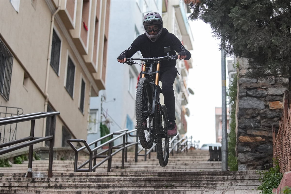 Geceleri metro şantiyesinde çalışan adrenalin tutkunu genç, gündüzleri downhill (yokuş iniş)...