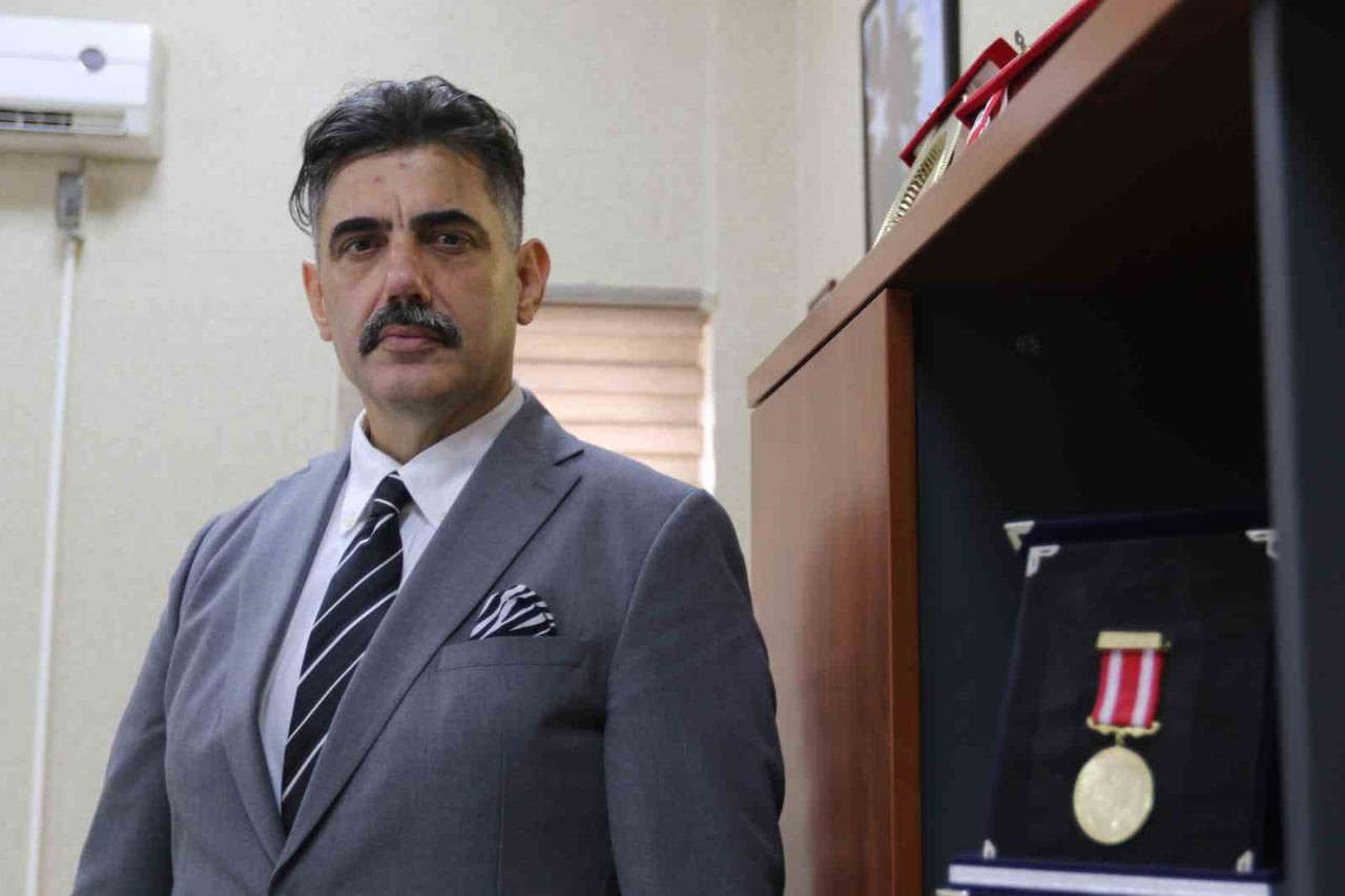 GEÇİRDİĞİ BAŞARILI AMELİYATLARIN ARDINDAN SAĞLIĞINA KAVUŞARAK GÖREVİNE DÖNEN VE ŞU AN İZMİT İLÇE...