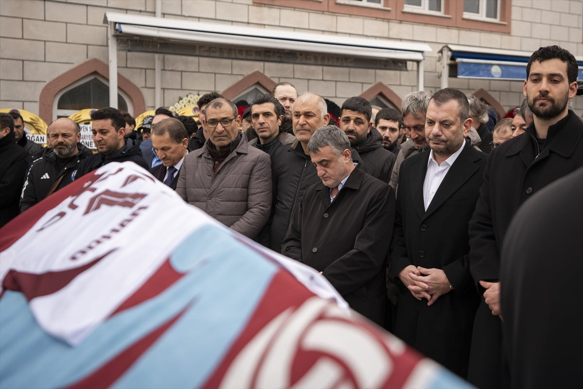 Geçirdiği kalp krizi sonrası hayatını kaybeden Trabzonspor Yardımcı Antrenörü ve eski futbolcu...
