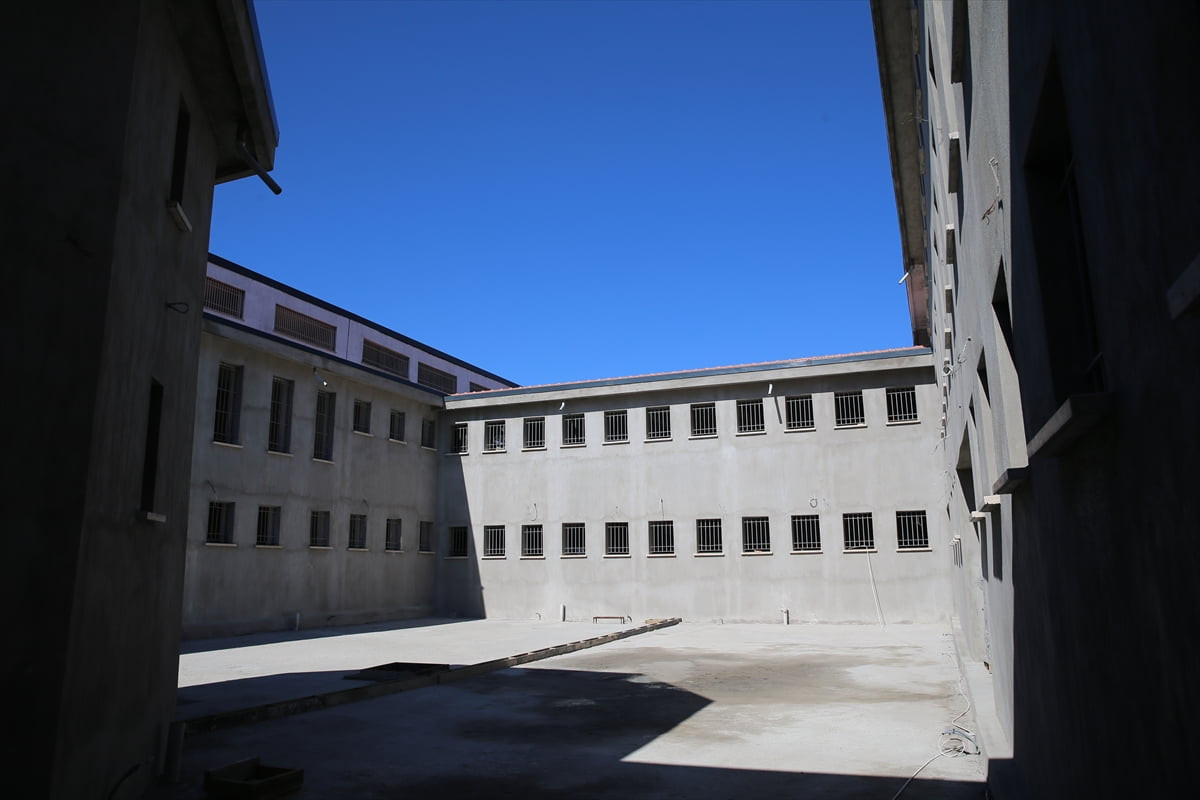 Geçmişte uzun yıllar adı işkencelerle anılan Diyarbakır Cezaevi'nin, "müze ve kültür alanı" olarak...