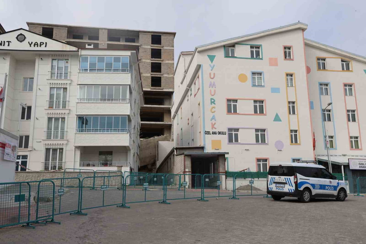 GEÇTİĞİMİZ HAFTA AŞIRI YAĞIŞLAR NEDENİYLE YAPIMI DEVEM EDEN BİR İNŞAATIN İSTİNAT DUVARI ÇÖKMESİ...