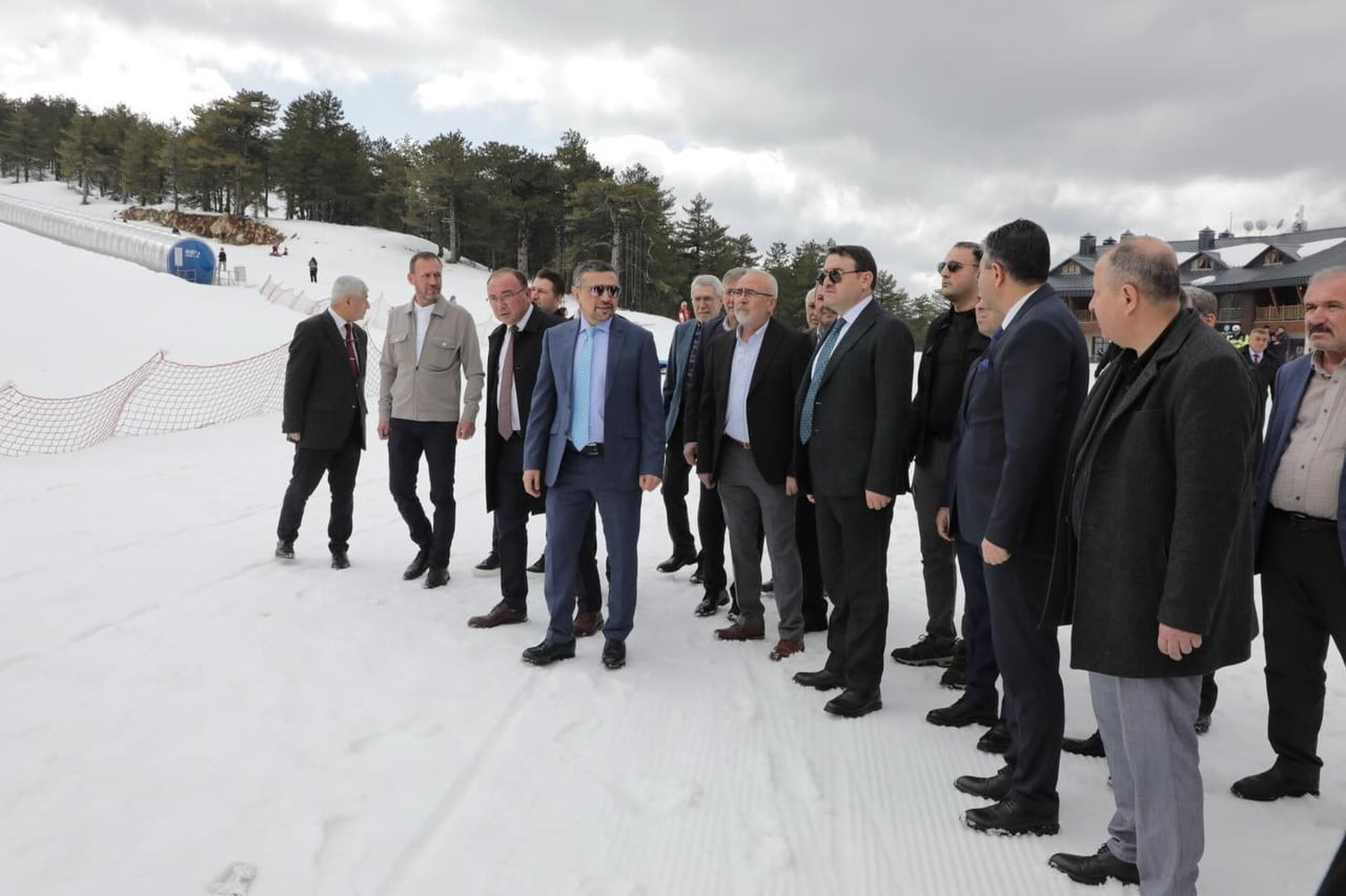 GEDİZ BELEDİYE BAŞKANI NECDET AKEL KAYAK MERKEZİNİ GEZDİ