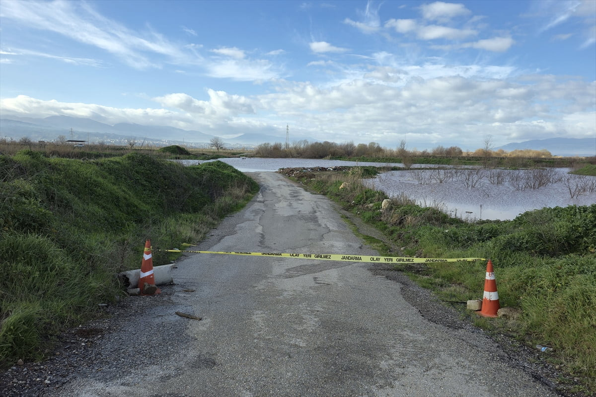 Gediz Nehri'ndeki taşkın nedeniyle Manisa'nın Turgutlu ilçesinde 2 mahalleye ulaşımın sağlandığı...