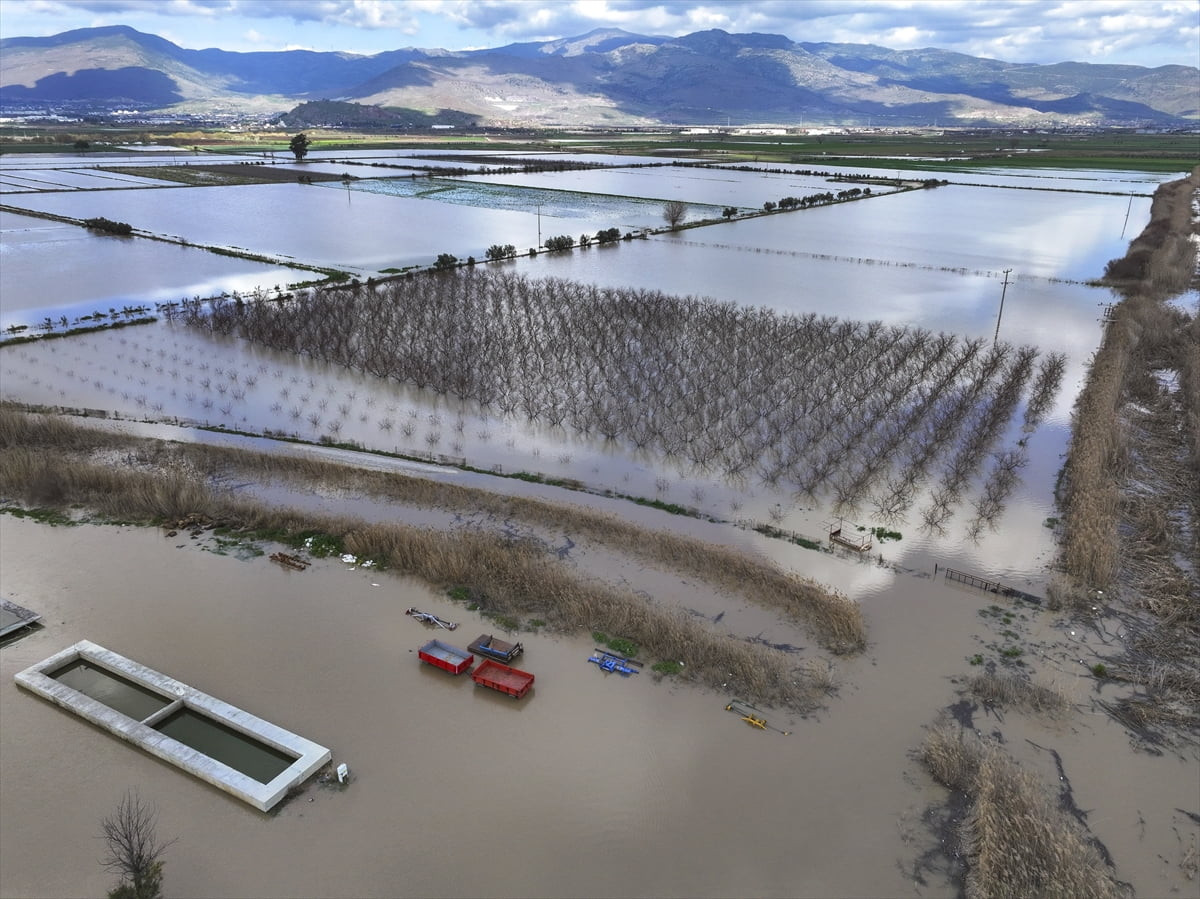 Gediz Nehri'nin taşması sonucu İzmir'in Menemen ilçesindeki tarım arazileri sular altında kaldı....